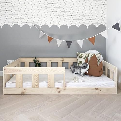 Skandi Hausbett Bodenbett 80x200 mit Rausfallschutz Naturholz - Bajo - Kinderbett 80x200 Kiefer Massiv - Stabiles Rausfallschutz Bett für Kinderzimmer - Gemütlich Rausfallschutz Bodenbett