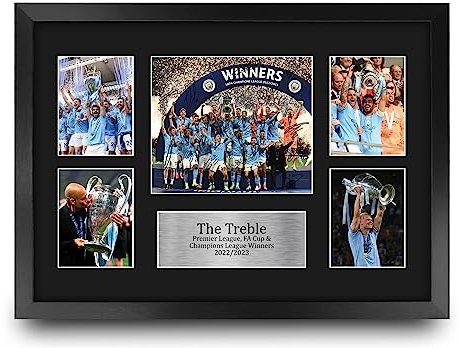 HWC Trading FR A3 Manchester City The Treble Premier League, FA Cup & Champions League Gewinner 22/23 gedrucktes Autogramm für Fußballfans – A3 gerahmt