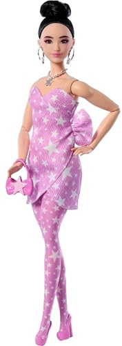 Barbie Deluxe Style-docka #11 i rosa jeansklänning | Modedocka med matchande outfit och accessoarer som handväska och smycken, JJN71