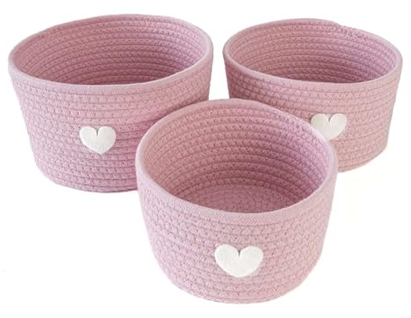 Intirilife 3-teiliges Aufbewahrungskorb Set Organizer in Rosa mit Herzaufnäher - 24 x 14/22 x 12.5/19 x 10 cm - Praktische Aufbewahrungs Körbe für Regale Ablagen als Deko