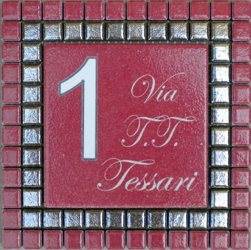 GUIZZO Creart - Numero Civico Esterno Personalizzato in Ceramica, Targhetta Personalizzata Via/Nomi con Cornice Mosaico, Targhetta Porta Ingresso Personalizzata Made in Italy, 14x14H cm, Rosso/Argento