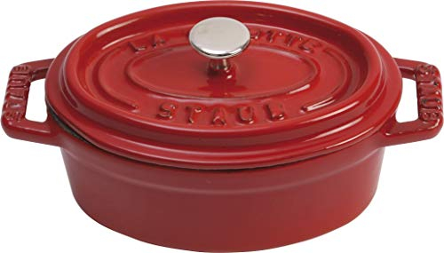 STAUB Mini Cocotte, oval mit Deckel 11 cm, 0,25 L, induktionsgeeignet, mit mattSchwarzer Emaillierung im Inneren des Topfes, für alle Herdarten inkl. Induktion & Backofen, Kirschrot