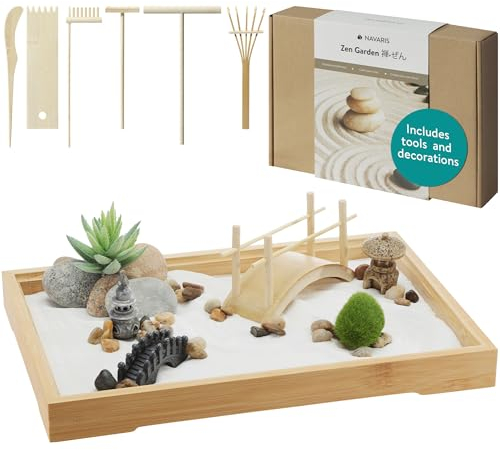 Navaris Mini Zen Garten Kit - Miniatur Sand Garten mit Zubehör - Deko Zengartenset inkl. u.a. Steine Rechen Pagode Brücke - eckiges Tablett - Sand in Weiß