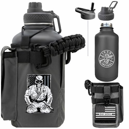 Iron Infidel Battle Bottle – Isolierte Wasserflasche mit Paracord-Griff, 1.8 l Edelstahl, großer 2 l Wasserkrug mit robuster, Geldbörse und Handy (verdient, nicht gegeben)