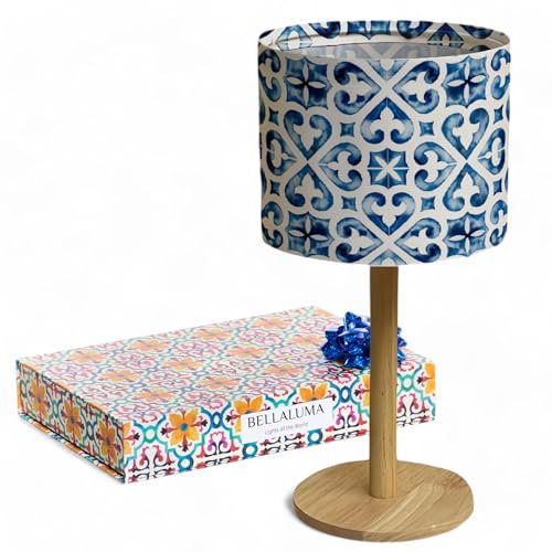 Bellaluma Lampada da Comodino con Paralume Stampato | Lampada Decorativa da Tavolo in Legno per Camera da Letto, Soggiorno o Ingresso | Confezione Regalo Premium + Lampadina LED Inclusa