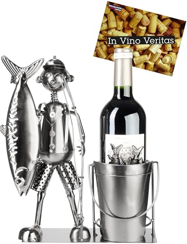 BRUBAKER Weinflaschenhalter „großer Fang“ Angler mit Fisch, Angel und Eimer - Metall Flaschenhalter Angeln - 30 cm Wein Geschenk Angelsport - Flaschenständer Dekoration mit Grußkarte