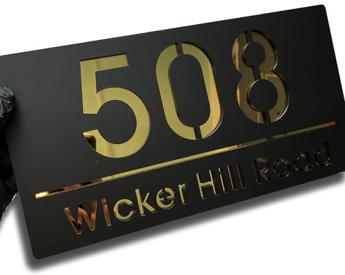 Personalisiertes Schild für den Außenbereich – 3D hohle Hausnummer aus schwarzem und goldfarbenem Acryl mit Straßennamen, ideal als Einweihungsgeschenk.