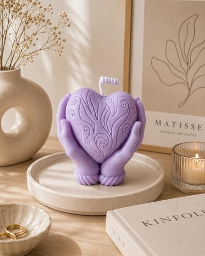 Candela Artigianale in Cera di Soia, Forma Cuore tra le Mani, Decorazione Elegante, Disponibile in Più Colori (Lilla)