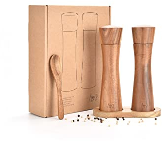 figg Salz und Pfeffermühle Holz groß (20 cm) - Set - Gewürzmühle mit Keramikmahlwerk inkl. Holzlöffel und Holz-Untersetzer - Geeignet als Pfeffer und Salzmühle