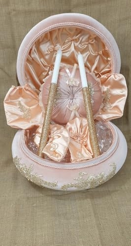 Dounia Mariage Coffret henné Luxe en Velours Rond Rose Le Coffret est composé : Un Coffret Un Coussin 1 Paire de Gants, 1 Paire de Chaussons, 1 Sachet henné, 2 Bougies