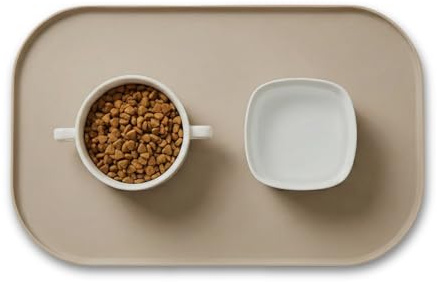 Skålunderlägg hund, silikonmatta med kant 44x27cm (Kaki) | BPA-fri silikon för mat- och vattenskålar, Minimalistisk husdjursmatta som rymmer två hundskålar