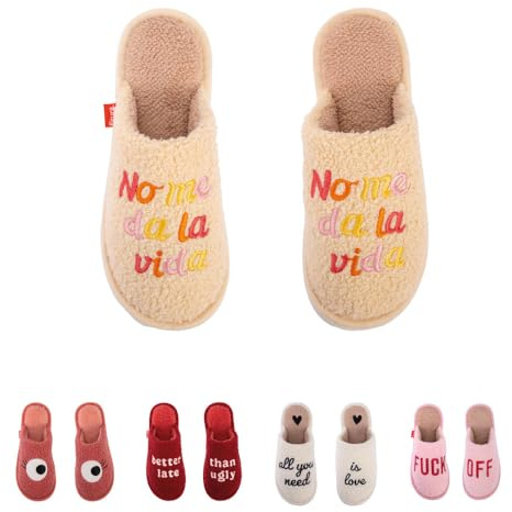 Fisura – Zapatillas mujer originales “no me da la vida”. Zapatillas casa mujer borreguillo beige. Pantuflas de invierno cálidas, blanditas. Regalo original. Talla 36-40.