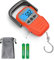 aokuy Digitale Fischwaage, Gepäckwaage, Gewicht Hänge-Hakenwaage, 50 kg, LCD-Display mit Hintergrundbeleuchtung, wasserdichte Tasche (Batterien im Lieferumfang enthalten) (Orange)
