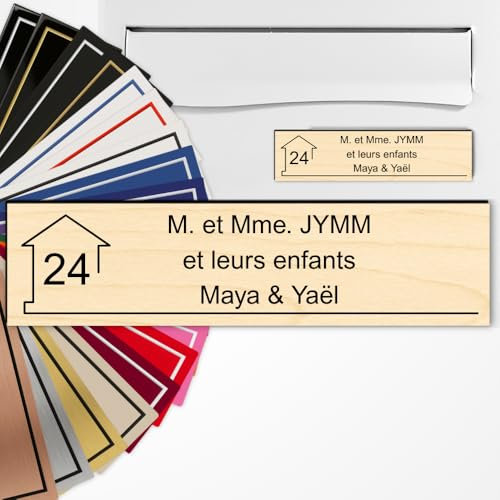 Plaque Boîte aux Lettres Personnalisée 10x2,5 cm adhésive en PVC – Gravure Laser – 22 Couleurs – Avec ou Sans Motif (Imitation bois clair texte noir)