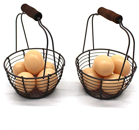 CVHOMEDECO. Metalldraht Mini Eierkörbe Rost Sammelkörbe mit Holzgriff Country Vintage Style Aufbewahrungskörbe. 2er-Set