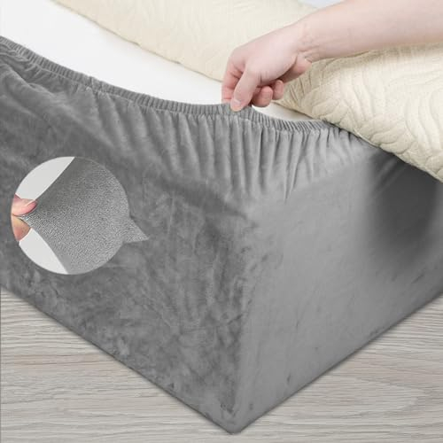 DUJUIKE Housse de Cadre de lit en Velours, Alternative à la cantonnière Traditionnelle, Jupe de lit entièrement élastique, Facile à Installer (Gris Clair, Queen Bed Width:150-160cm)
