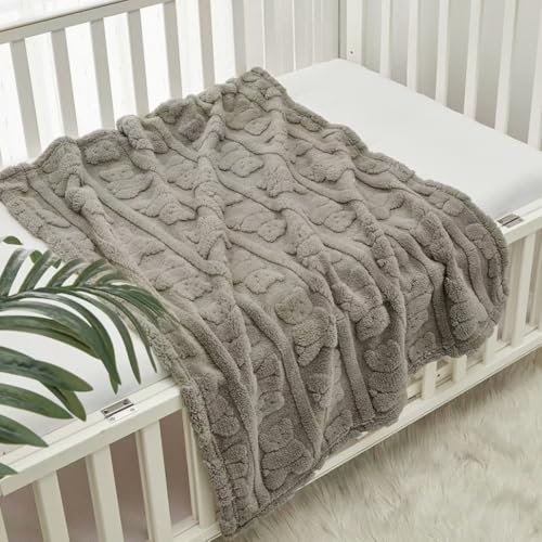 CREVENT Couverture Douce et Chaude en Sherpa pour bébé Fille garçon– Essentiels de Nouveau-né pour Nourrisson, Cadeau de réception de fête prénatale – Ours Brun Clair 75 x 100 cm