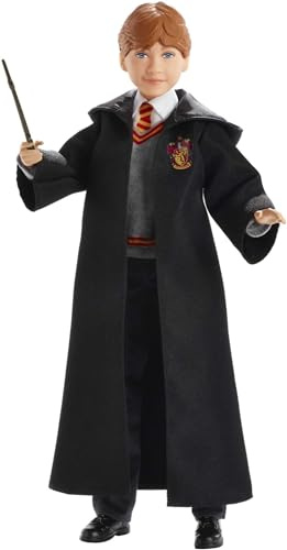 Mattel Harry Potter Poupée articulée Ron Weasley de 26 cm en uniforme Gryffondor en tissu avec baguette magique, à collectionner, jouet enfant, FYM52