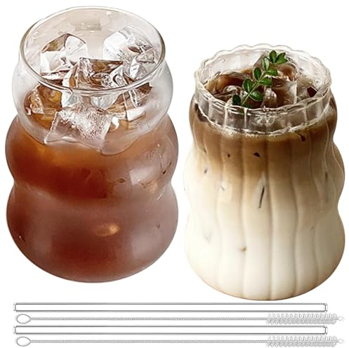 BAIFULAI Juego de 2 vasos acanalados, vasos de agua ondulados de 530 ml, vasos para latte macchiato, uno tiene rayas y uno es liso, vasos de café helado con 2 pajitas y cepillo de paja