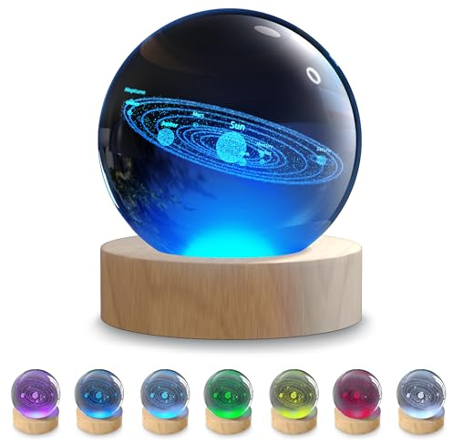 CSL - 3D Universum Kristallkugel – LED Nachtlicht mit Gravur – RGB Licht – K9 Kristall 6 cm – Holzsockel & USB 5V Stromversorgung