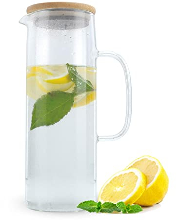 Intirilife Glaskaraffe 1,3 L- Hitzebeständiger Wasserkrug aus Borosilikatglas mit Bambusdeckel – BPA-frei, spülmaschinenfest – Karaffe für Wasser, Tee, Kaffee, Saft & Infused Water, tropffrei, schmal