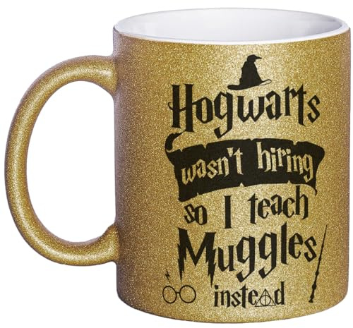 OM3® witzige Glitzertasse mit Spruch - Hogwarts wasn't hiring so I teach muggles instead Tasse - Glitter Tasse - Keramik Becher - 11oz 325ml - Beidseitig Bedruckt - Gold