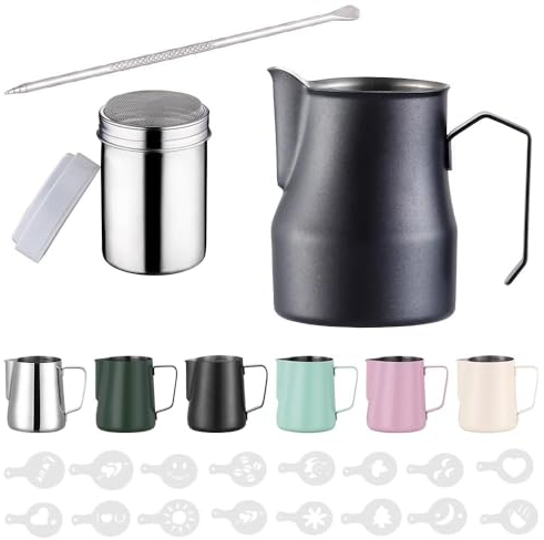 Zuquik Brocca per latte in acciaio inox, 750 ml, barista con misurazione Mark 24oz, bricco per latte con spargicacao, 16 stencil e penna per cappuccino e espresso, nior