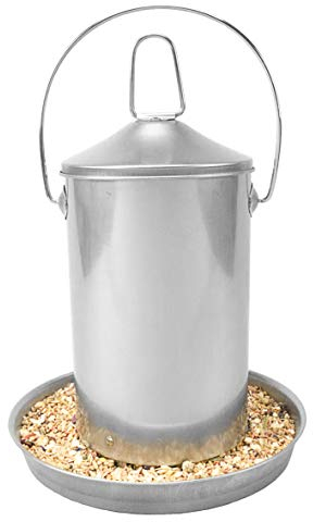 Sterico Futterautomat für Hühner und Geflügel | 304er Edelstahl | Rostfrei | BPA-frei | Frei von gefährlichen Kanten | Aufhängbar und Aufstellbar | Futtertrog | Futterspender | 3kg Füllmenge