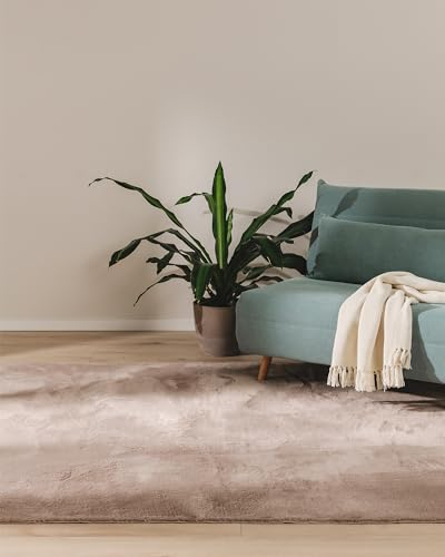 benuta Basic Kunstfaser Fellteppich Furry - Taupe 60x120 cm - Weicher Wohnzimmerteppich - Anti-Rutsch-Rückseite - Waschbar - Für Fußbodenheizung geeignet