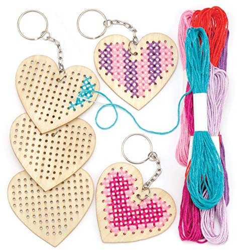 Baker Ross Porte Clés en Bois motif Coeur en Point de Croix - Lot de 5, Set de Couture pour Enfants (AR126)