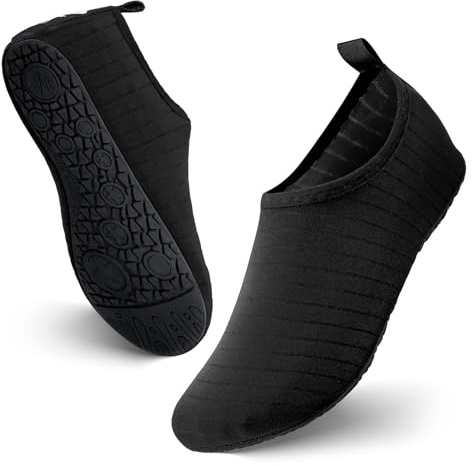 JOTO Chaussure d'eau Water Shoes Aquatiques Homme Femme, Chaussures de Plage de Mer de Piscine Sandales Plastiques, Anti Sable Antidérapant Sèche Vite, sur la Plage ou Yoga-Noir 1-22.3CM