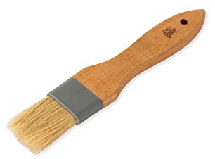 Nordic Ware Pennello da pasticceria con setole naturali, pennello da forno versatile con manico in legno di faggio facile da impugnare, accessori da forno per impasti, lavaggi e smalti a base di