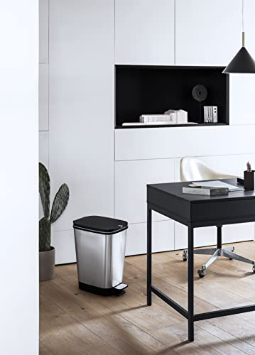 Curver - Cubo de basura Chic Bin con pedal antideslizante 30L, acabado color acero, tapa y aro para bolsa