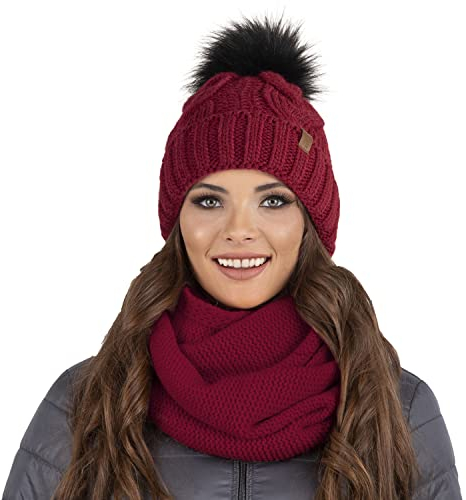 VIVISENCE Trendiger Damen Winter Set Aus Bommelmütze Und Loop-Schal Aus Wärmendem Garn Mit Innenfutter Aus Vlies Perfekte Passform Für Kalte Wintertage Modisches Design, Weinrot,Einheitsgröße
