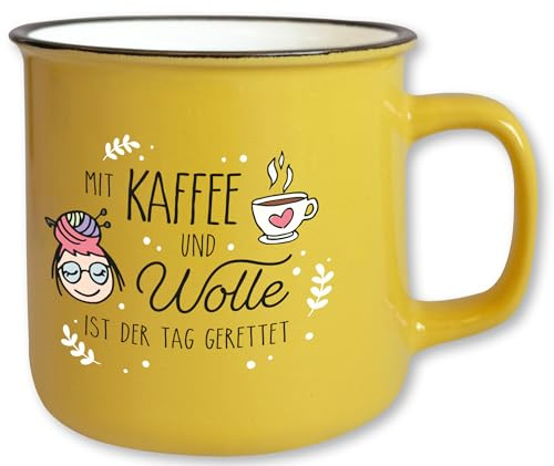 Frida's Ullhus jumbo kopp #9 gul med slogan Med kaffe och ull är dagen rädd. Motivmugg vintage gåva virkning ullgarn 350 ml