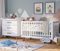 Bellabino Kinderzimmer Set Liri Weiß/Natur, Kinderzimmerset bestehend umbauberen Gitterbett und Wickelkommode mit abnehmbaren Wickelaufsatz aus Kiefer Massivholz, Babyzimmer Set komplett 2tlg.