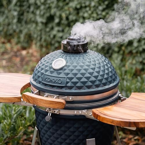 Kamado Kokko 18 - Nouvelle édition 18 = taille standard (46 cm x 69 cm) Bon compromis entre sa taille et sa rapidité d’allumage Diamètre de la grille : 37 cm Bleu océan Avec chariot et