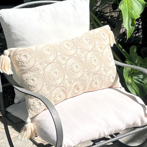 PETIT ALO Cojín Horizontal Rectangular con Relleno Beige Bordado Ganchillo Borlas Cojín con Relleno Incluido Decorativo para Habitación Salón o Jardín Cojín Ibicenco 50x30cm
