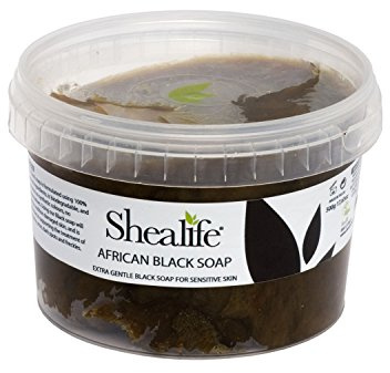 Vasca da 500 g di sapone nero africano, tradizionalmente realizzata con burro di karitè non raffinato, cacao e olio di cocco vergine. Non contiene SLS, detergenti e parabeni. Ideale per pelli molto sensibili, fornito direttamente da Shea Life Skincare. Vasca da 500 grammi.