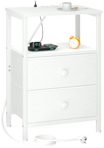 AMHANCIBLE Sängbord med laddningsstation, sidobord med tyglåda, soffbord med öppen hylla, med 2 USB-portar och 2 uttag, nattduksbord för sovrum, vardagsrum, vit HETS020WT-1