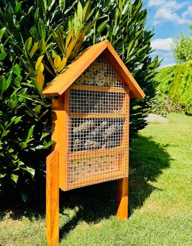 DARLUX massives handgefertigtes L Insektenhotel aus Holz I 52 x 28 x 12 cm (HxBxT) mit Ständer Höhe 72 cm I Wildbienen Nisthilfe I Bienenhotel I Insektenhaus I wetterfest I lasiert in Braun