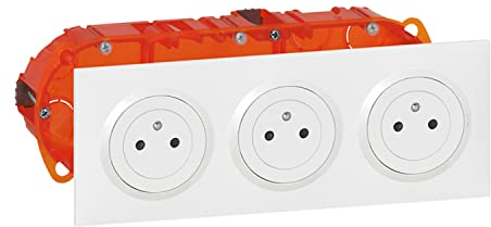 LEGRAND - Prise Triple Murale 16A avec Terre dooxie Surface + Plaque Carrée + Boîte d'Encastremment - Prise 2P + T Affleurante avec Fond Rétractable - Fabriqué En France - Blanc