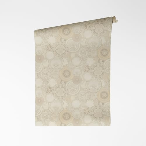 A.S. Création VERSACE VI Art De La Table non-woven tapet – barock tavla konstmotiv, porslinsinredning med medusakhuvud, vinylyta, barocktapet, design, 10,05 m x 0,70 m, beige/vit – 791361
