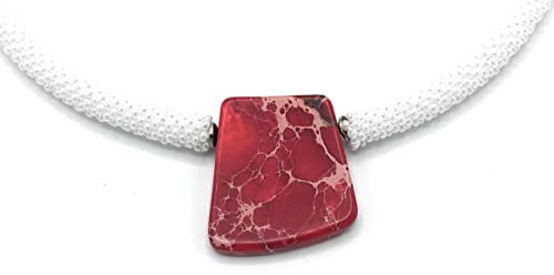 Roter Jaspis an weißer Häkelkette