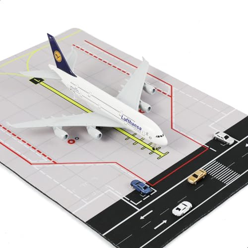 QIYUMOKE 1/300 A380 flygplansmodell för Lufthansa med gummiflygplatsmatta och 5 bilar för Diecast metall flygplan modellbyggsats för vuxna miniatyr flygplats scen lekset (matta: 25 × 35 cm)