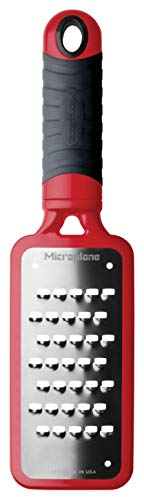 Microplane Grattugia da Cucina Lama Ultra Spessa Acciaio Inossidabile Rossa Serie Home Ideale per Patata, Zucchina, Carota, Mela, Cavolo e Formaggio