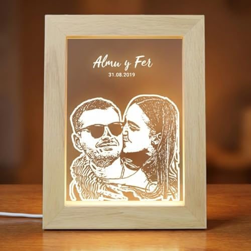 DEREGALOOS Lámpara Marco LED Personalizada con Ilustración de Foto. Regalo Original para Parejas con Fecha y Nombre. Decoración Iluminada Estilo Fotograbado para San Valentín o Aniversario