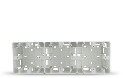 Zócalo empotrado blanco de superficie con 3 elementos, ideal para conexiones eléctricas y organización de espacios.