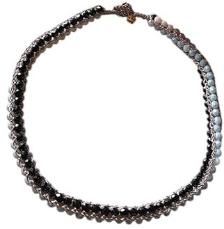 Sorelle Frappalà Collana girocollo artigianale fatta a mano, lavorata all'uncinetto con filato prezioso e cristalli in vetro nei colori nero, grigio perla e panna - Gioiello elegante, pezzo unico.