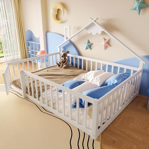 Kinderbett Bodenbett 140x190 mit Rausfallschutz&Lattenrost, Montessori Bett Hausbett mit Schornsteinform&Dach&Tür, Doppelbett Gitterbett Holzbett Bettgestell Spielbett, Kiefernholz, Ohne Matratze,Weiß